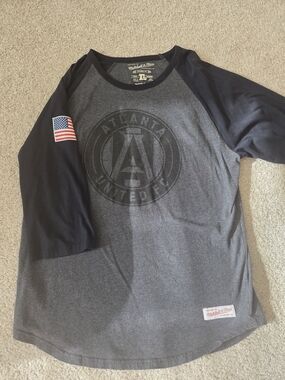 Men's XL Mitchell & Ness Gray and Black Atlanta United Raglan Baseball Tee